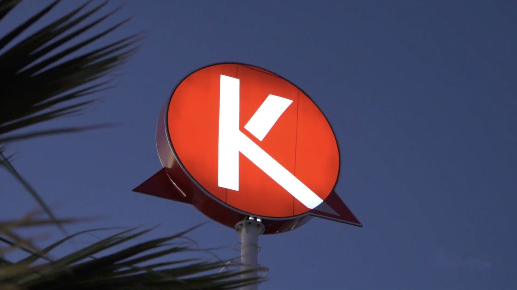 Señalética y elementos de marca de Kuroda que reflejan su herencia