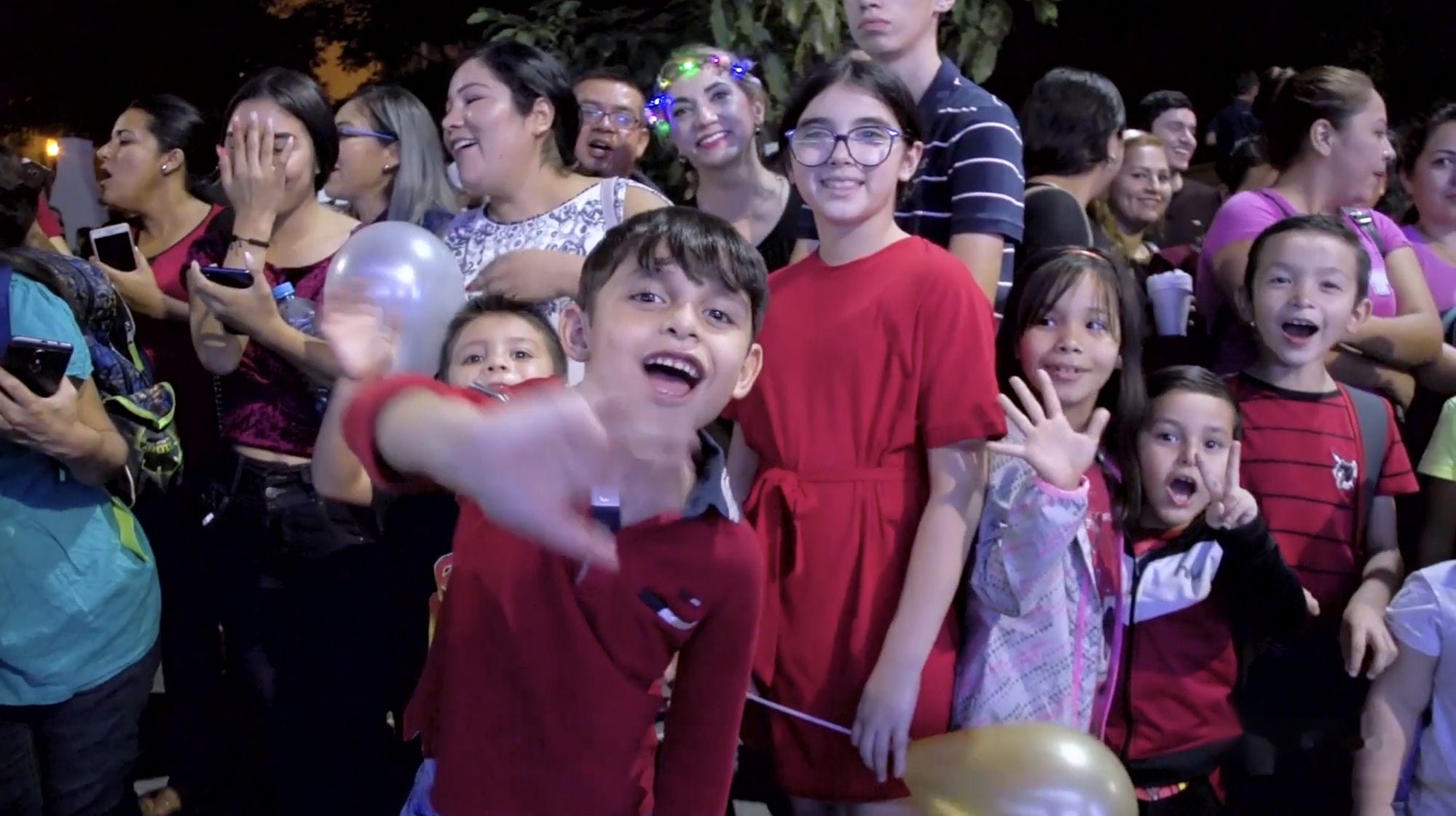 Familias de la comunidad participando en una actividad de Kuroda