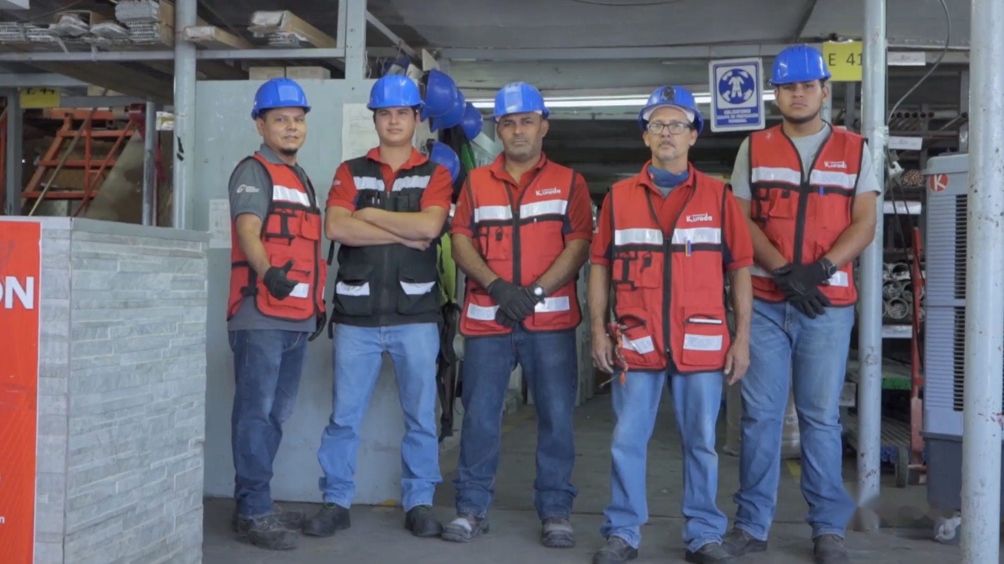 Colaboradores trabajando en la bodega de Kuroda