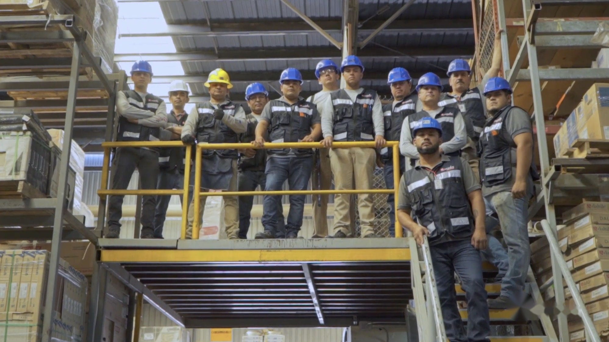 Equipo de colaboradores de la bodega de Kuroda posando en grupo