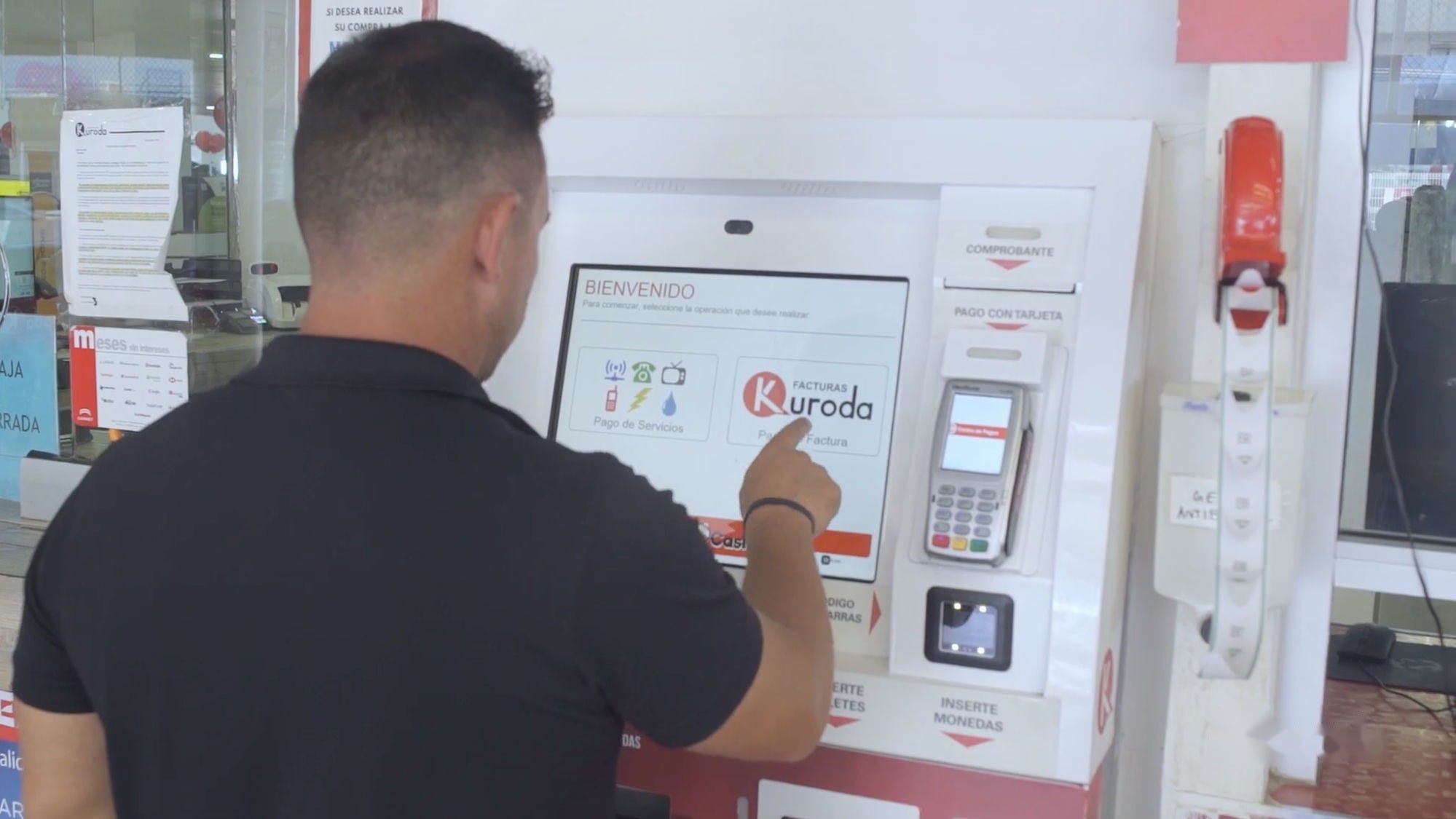 Cliente usando un cajero automático de autoservicio de Kuroda