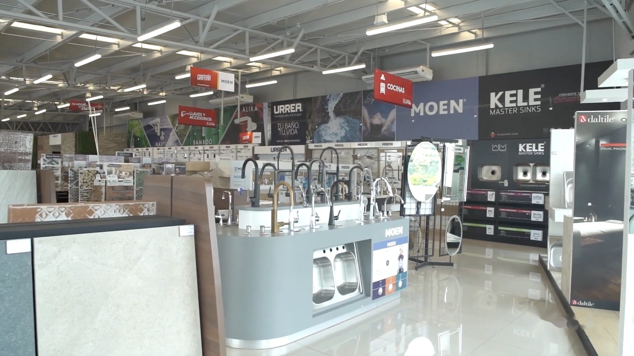 Interior de una tienda Kuroda: exhibición de grifería, cocinas y pisos