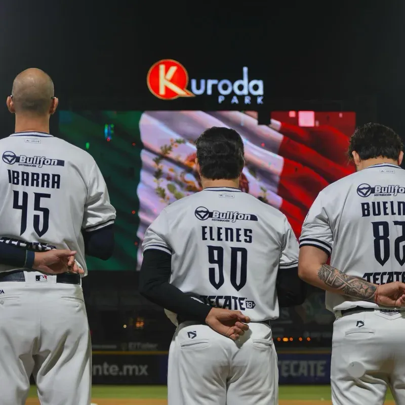 Jugadores durante el himno